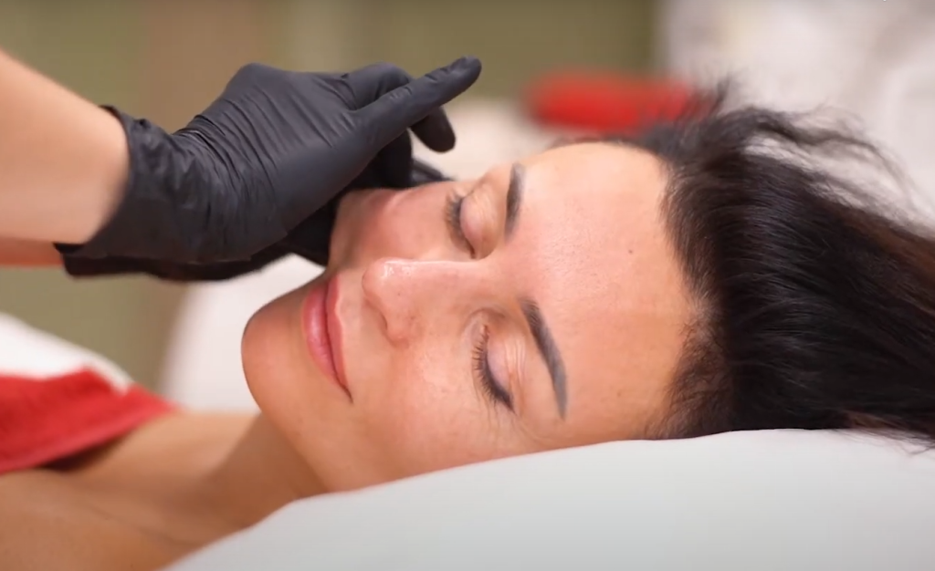 Массаж лица с лимфодренажным эффектом: как он улучшает контуры