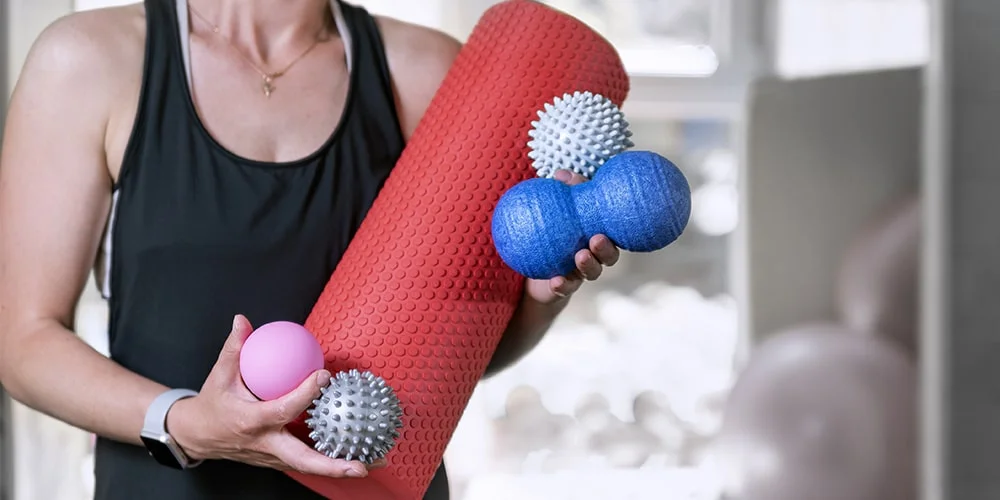 Массаж с помощью резиновых мячей для улучшения осанки